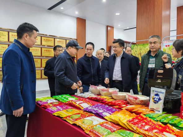 自治區(qū)黨委農(nóng)辦專職副主任、農(nóng)業(yè)農(nóng)村廳黨組成員韋波率隊(duì)到公司調(diào)研